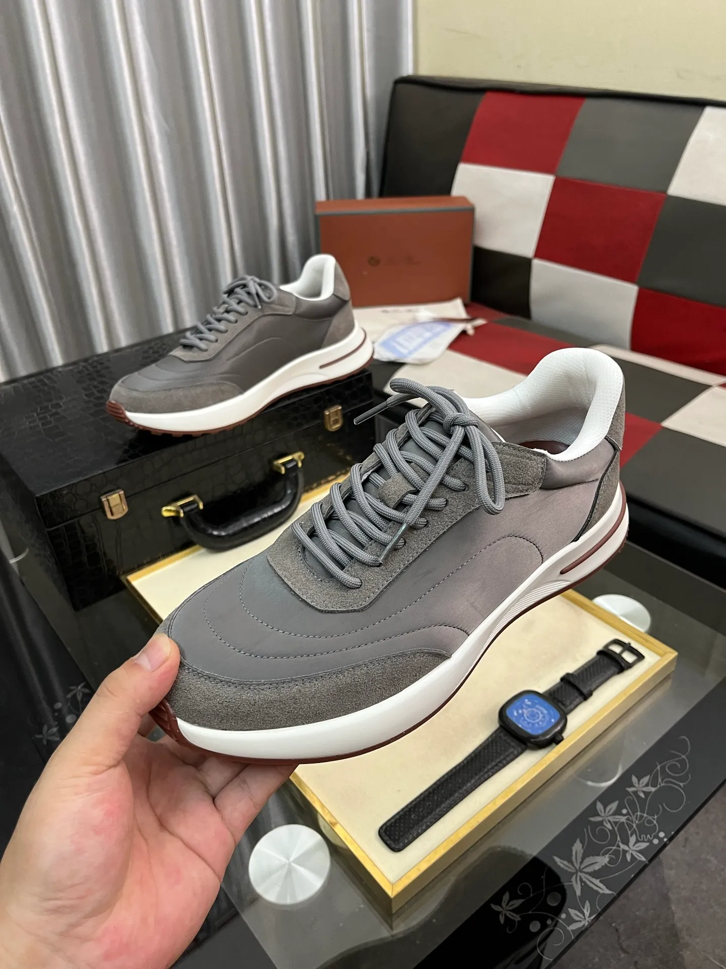 Men's shoes 💰458⌚️⌚️ Loro Pian* Loro Pian* casual shoes are made of cowhide frosted cowhide. Unique texture, simple and elegant, in line with Asian shoe lasts. Almond toe bar, apron style toe, drum-stitched upper. Same color stitching details. Slip-on style for easy on and off. Original color full cowhide lining. The insole is decorated with the 🈶️ brand logo. The original open-molded TPU raw rubber outsole. The soft rubber sole has super grip performance. Comfortable and casual style. You can create 🉑casual🉑formal urban style at will!  Code number: 38-44
